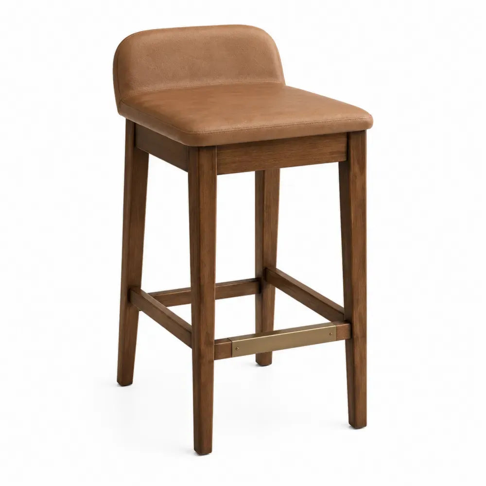 Taburete de bar tapizado en PU marrón coñac con respaldo bajo estructura de madera de caucho y reposapiés dorado 45 x 50 x 95 cm